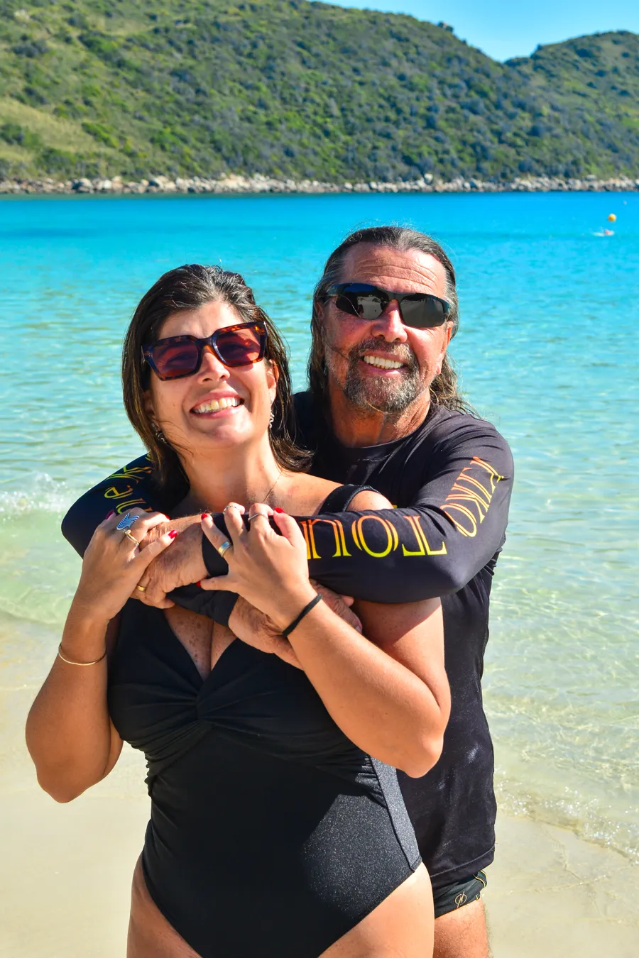 Flávia e Marco, o casal fundador da Kiko Tour, na praia