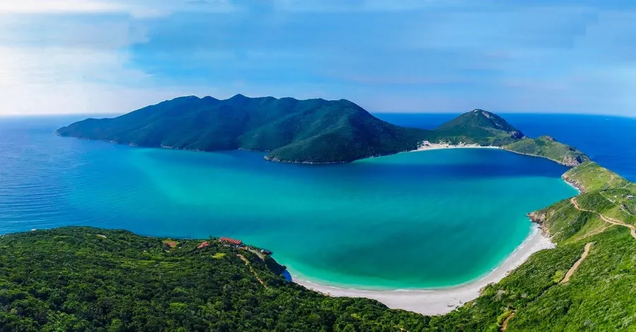 Prainha e Ilha do Farol em Arraial do Cabo vistas de cima