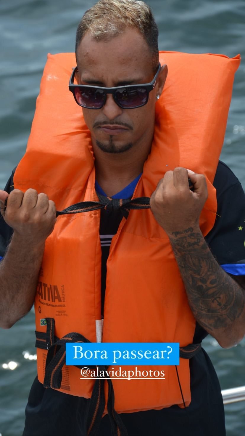 Passageira de colete salva-vidas a bordo do passeio de barco em Arraial do Cabo