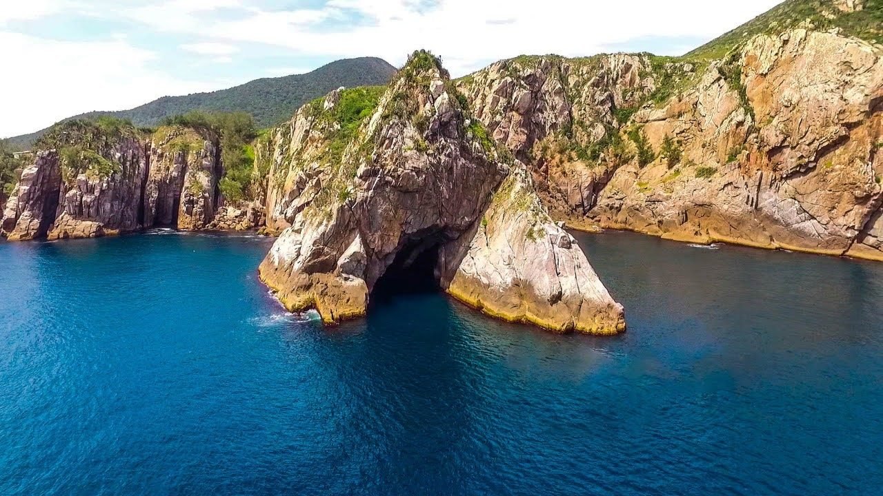 Vista aérea da Gruta Azul de Arraial do Cabo, formação rochosa onde a embarcação faz a passagem panorâmica