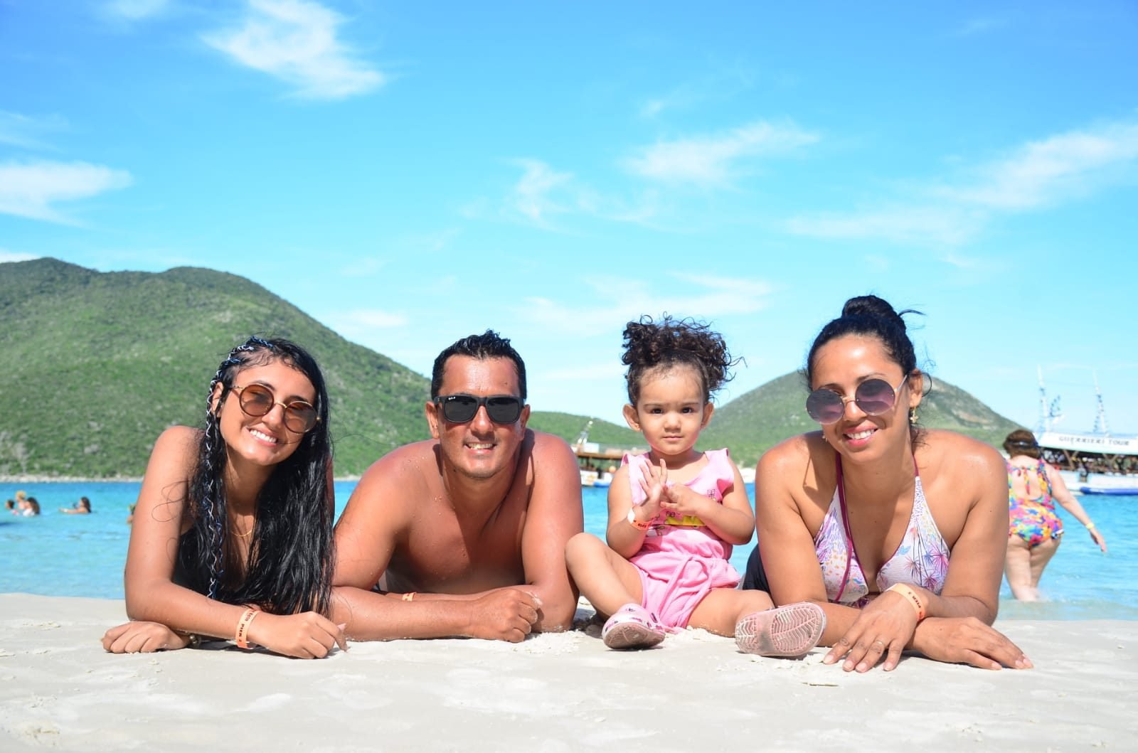 Grupo de passageiros aproveitando o passeio de barco da Kiko Tour, com o mar aberto ao fundo