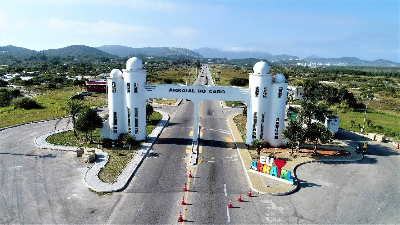 Vista aérea do Pórtico, formação rochosa da costa de Arraial do Cabo