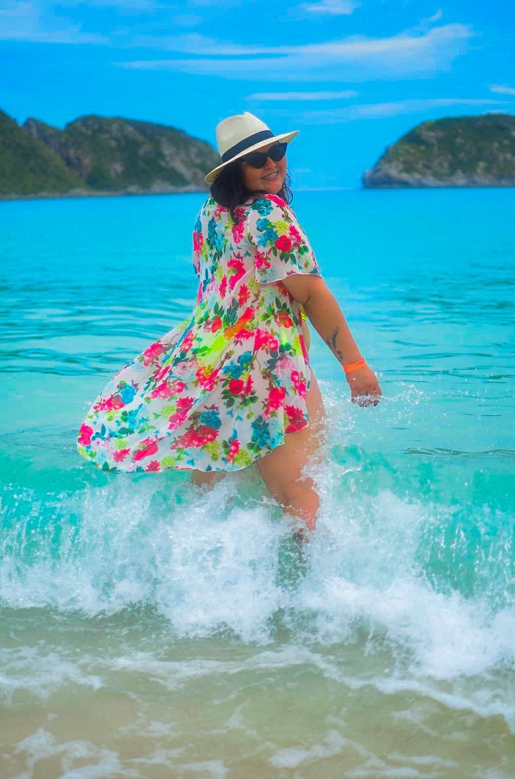 Turistas na faixa de areia de uma das praias de Arraial do Cabo em dia de sol